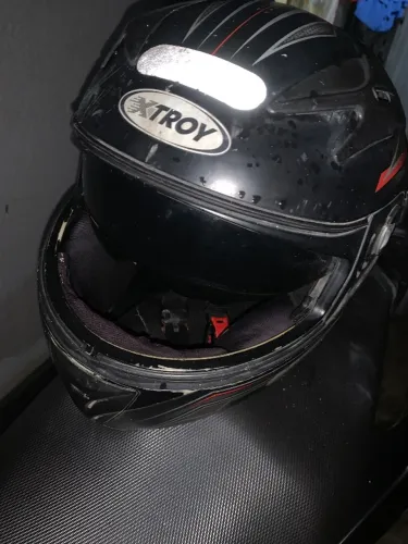 Capacete com óculos 