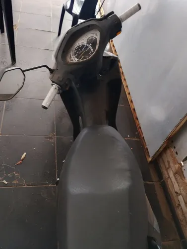 Moto conservada de leilão carcaça