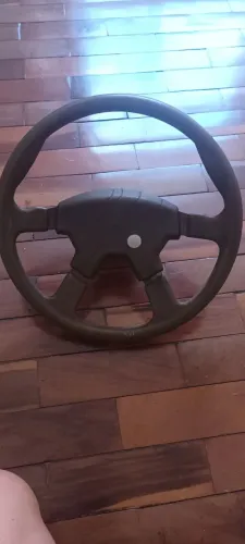 Volante esportivo da época 80 e 90 com cubo . Monocromado. Acabamento do volante .