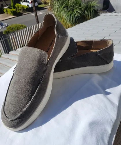 Mocassim Dudalina é confeccionado em camurça cinza com solado de borracha claro