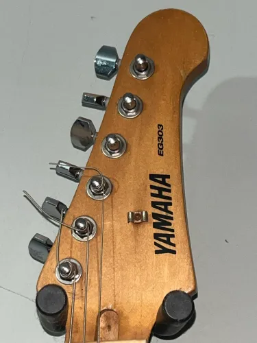 Guitarra Yamaha EG303
