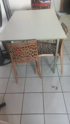Mesa em mdf com 4 cadeiras 
