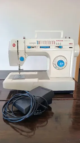 Máquina de costura Singer Facilita Pro semi nova