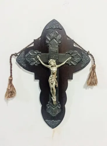 Crucifixo de parede arte sacra medindo 31x23 cm. Base em madeira maciça