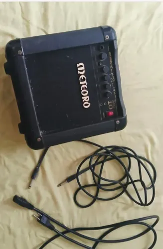 Vendo 01 Guitarra e acessórios, semi nova com 3 meses de uso.