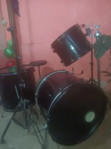 Bateria em Excelente Estado + Ferragens