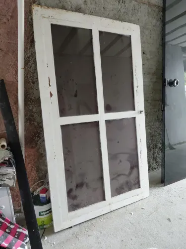 VENDE SE UMA PORTA DE MADEIRA COM VIDRO