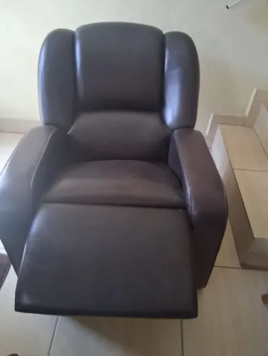 Vende-se uma poltrona e um armário itatiaia 