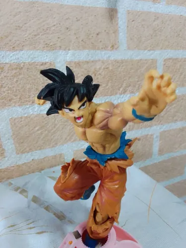 Estatueta Goku DBZ ( Com Defeito )