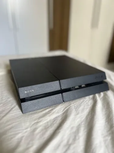 PlayStation 4 (PS4 Fat) 500GB + Controle + 8 Jogos + Base Carregadora