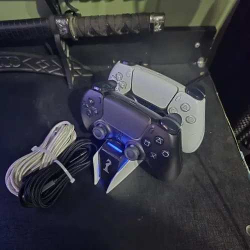 2 Controles PS5 + Base de Carregamento
