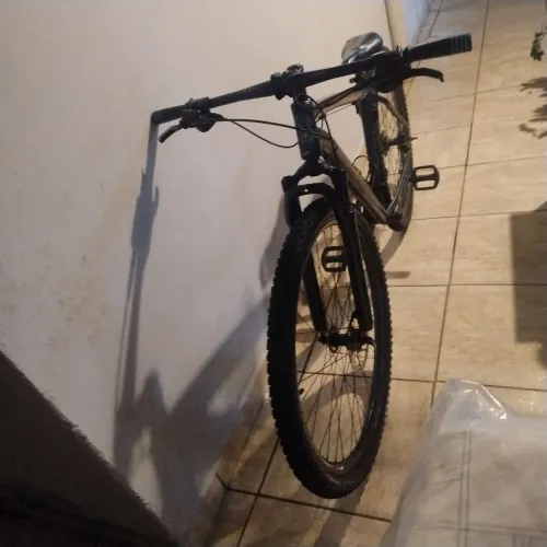 VENDO BICICLETA COR PRETA  ARO 29 QUADRO 21