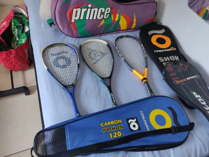 3 Raquetes com bolsas , e um bolsão todas 