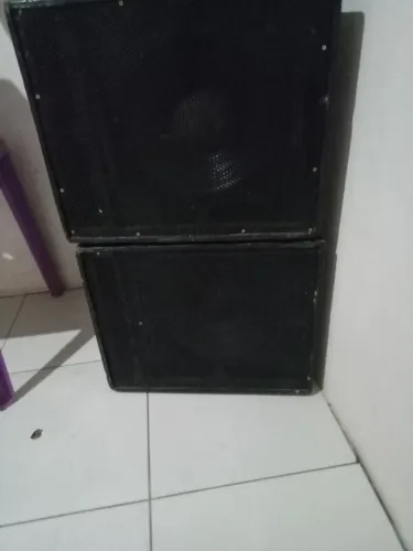 Duas caixas com alto falantes de 15 polegadas .para grave .
