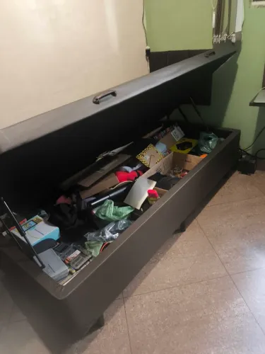 Cama de solteiro com baú espaçoso em corino marrom com pistão 88 x 188 em ótimo estado 