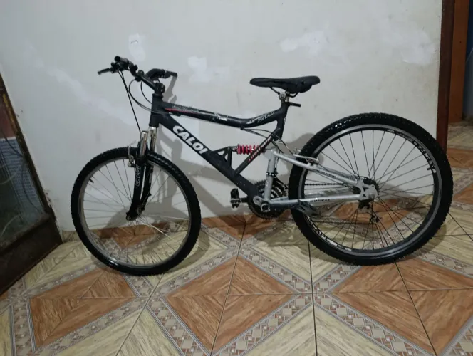 Vende-se Bicicleta  aro 26 Caloi ks alumínio com Full  suspensão e 21 marcha preta/prata
