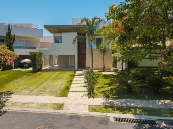 Casa (Em condomínio), com 3 quartos e 4 banheiros à Venda, 342 m² em Uberlândia/MG
