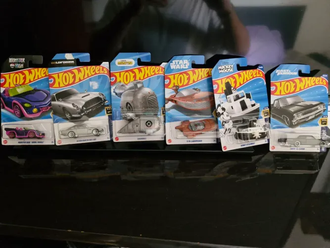 Vendo coleção de hot wheels de filmes e corrida