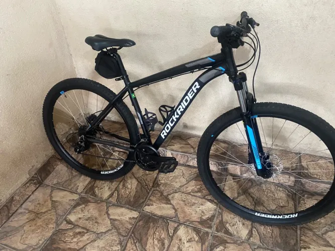 Rockrider ST 120, ano 2024, aro 29, em excelente estado de conservação.