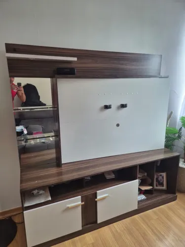 Estante com painel giratório