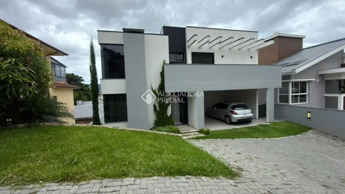 Casa 2 pavimentos ampla em condomínio fechado, 4 dormitórios amplos e arejados sendo 2 suí