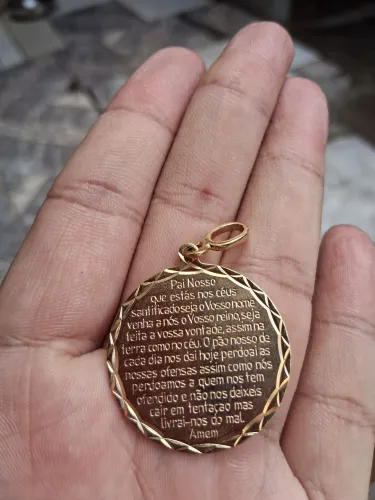 Pingente semi joia com oração do pai nosso.