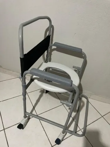 Cadeira de banho hospitalar