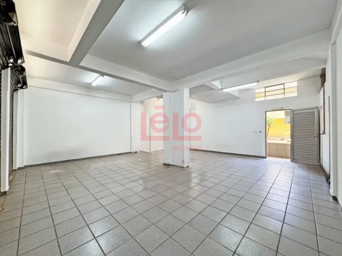Salão comercial no Parque das Grevíleas em Maringá, com 107 m² e portas de aço