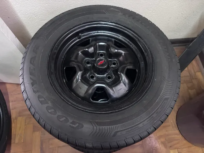 Jogo de rodas originais Opala e pneus em bom estado