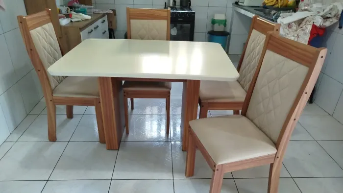 Vendo mesa 4 cadeiras