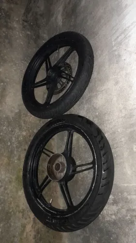 Rodas liga leve com pneus