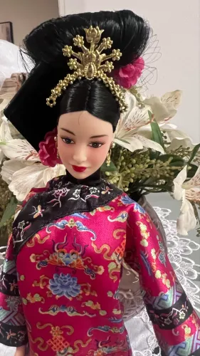 Boneca Barbie princesa of the word Chinesa