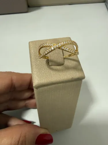 Anel ouro 18k, cravejado com zircônias. Numeração 23, peso 1.6gr