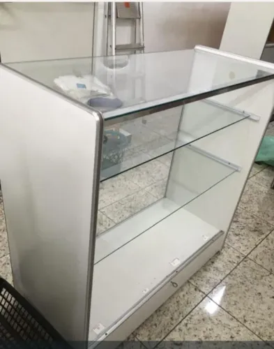 Vitrine e balcão de roupas