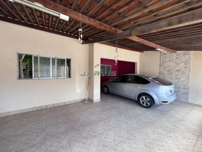 Vendo casa com 3 quartos e amplo quintal - R$ 700.000,00