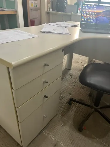 Vende-se 3 mesas com para escritório com 4 gaveteiros 