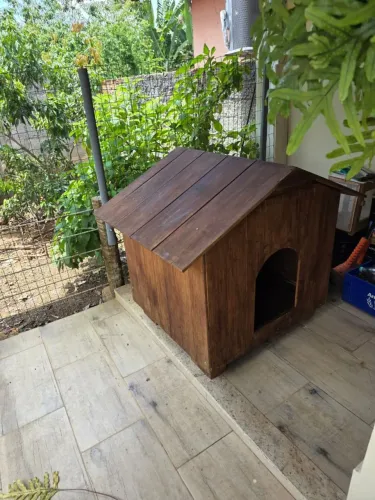 Vendo uma casinha pet para cachorro, 80cmm x 90cmm, sendo toda madeira maciça