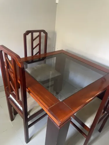 Mesa com 4 cadeiras 