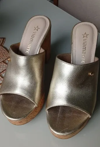Vendo tamanco dourado, da marca viamarte! Muito lindo! Entrego no centro!