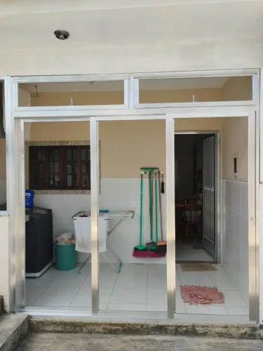 Vende-se esta Porta na Linha Suprema com Basculante Superior em Alumínio Natural.