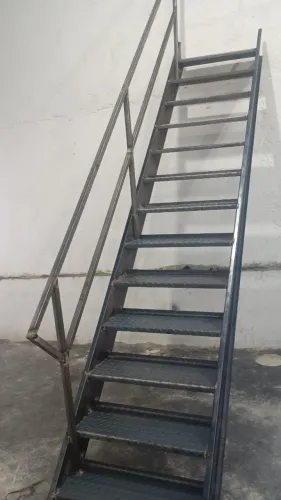 Sou serralheiro e fabrico escadas portões, coberturas tudo em ferro