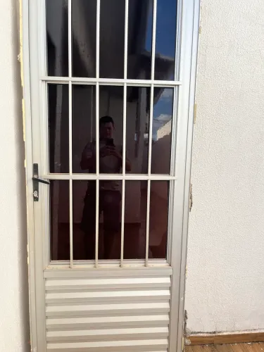 Porta de alumínio prata com grade e vidro fume - Vendo por de alumínio na cor prata