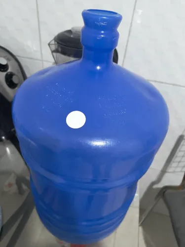 Uma garrafa de água mineral novo,ano 2029