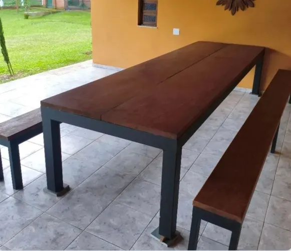 Mesa em peroba