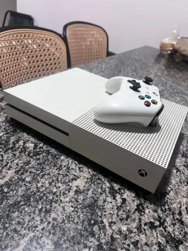 Xbox one S 800gb com resident evil 4 clássico incluso