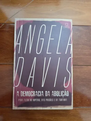 Livro "A democracia da abolição" (Angela Davis)