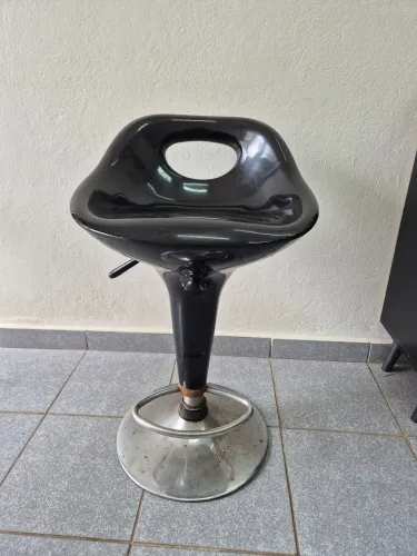 banqueta alta giratória modelo Tulipa