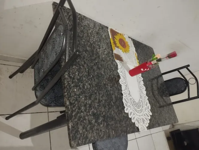 Vende-se Mesa 4 Lugares