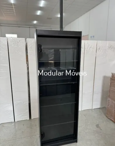Estante Prateleira em MDF Preto com Porta de Vidro Basculante e Chave - Direto da Fábrica