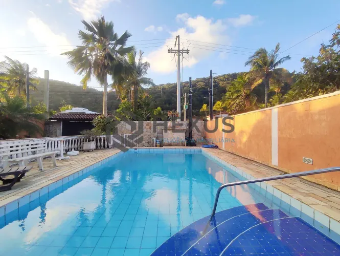 Casa com lazer, piscina e churrasqueira na Praia do Guaiuba, Guaruja
